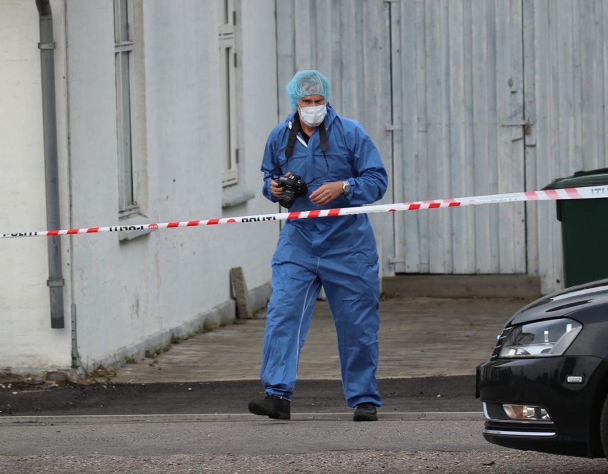 Teknikere arbejder ligeledes på stedet. Foto: Presse-fotos.dk