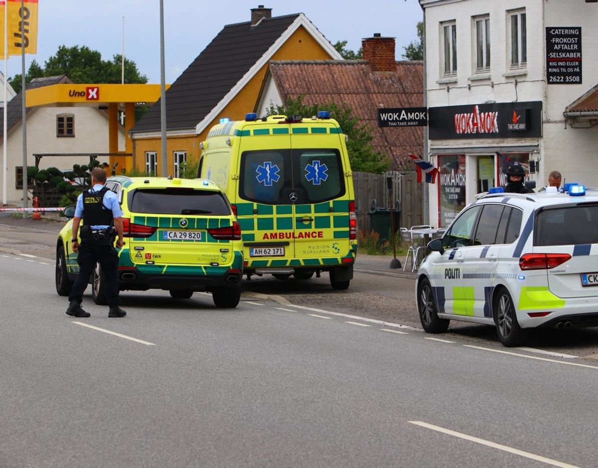 Politiet er massivt til stede og har spærret et større område af. Klik for flere billeder. Foto: Presse-fotos.dk