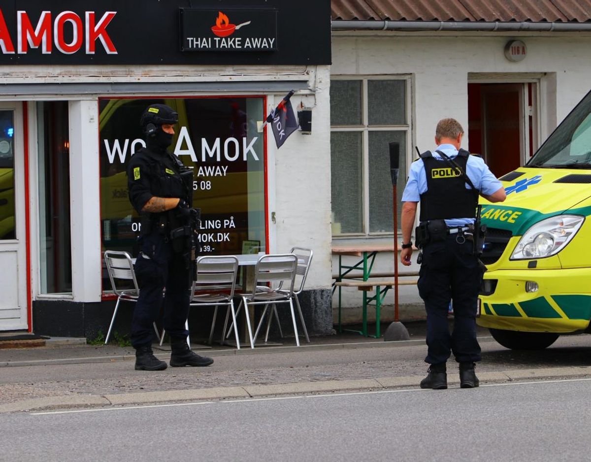 Politiet er massivt til stede og har spærret et større område af. Klik for flere billeder. Foto: Presse-fotos.dk
