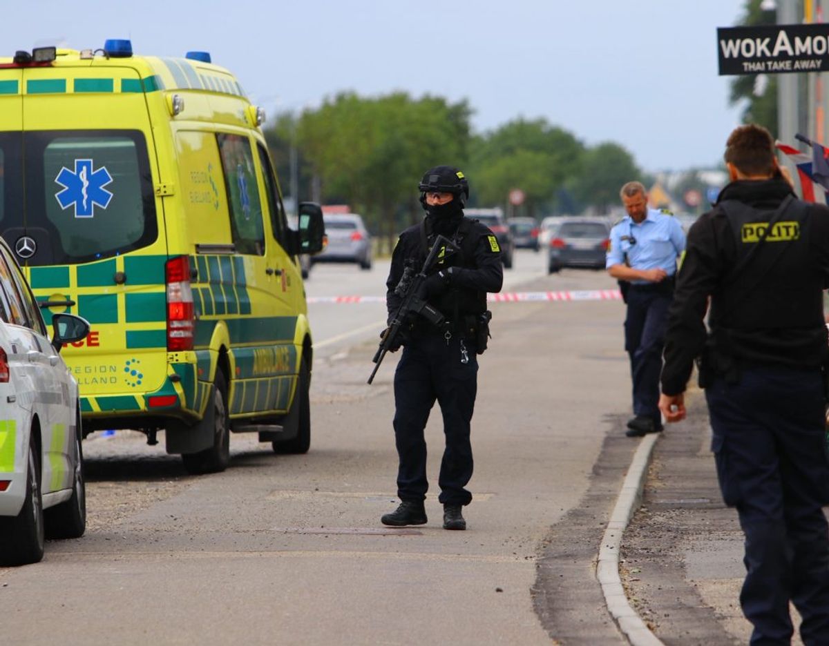 Politiet er massivt til stede og har spærret et større område af. Klik for flere billeder. Foto: Presse-fotos.dk