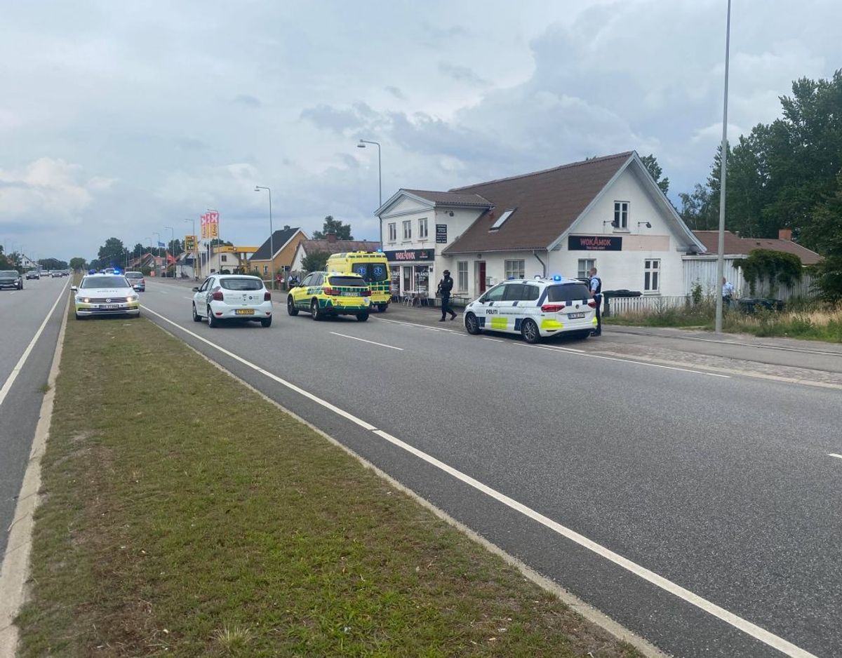 Politiet er massivt til stede og har spærret et større område af. Klik for flere billeder. Foto: Presse-fotos.dk