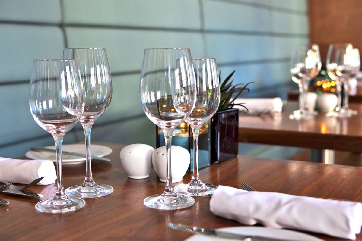Salt- og peberkværne på restauranten eller kantinen. Kilde: The Healthy. Arkivfoto.