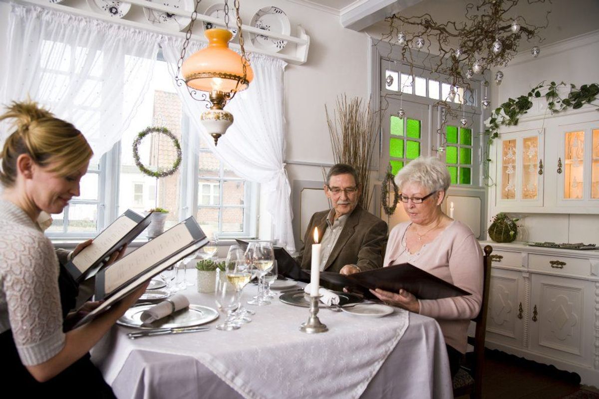 Menukort på restauranter skal man også være meget opmærksom på. En undersøgelse fra University of Arizona viser således, at der kan gemme sig op mod 185.000 bakterier på et menukort. Så det er en god idé at vaske hænder, efter man har bestilt. Kilde: Reader’s Digest. Arkivfoto.