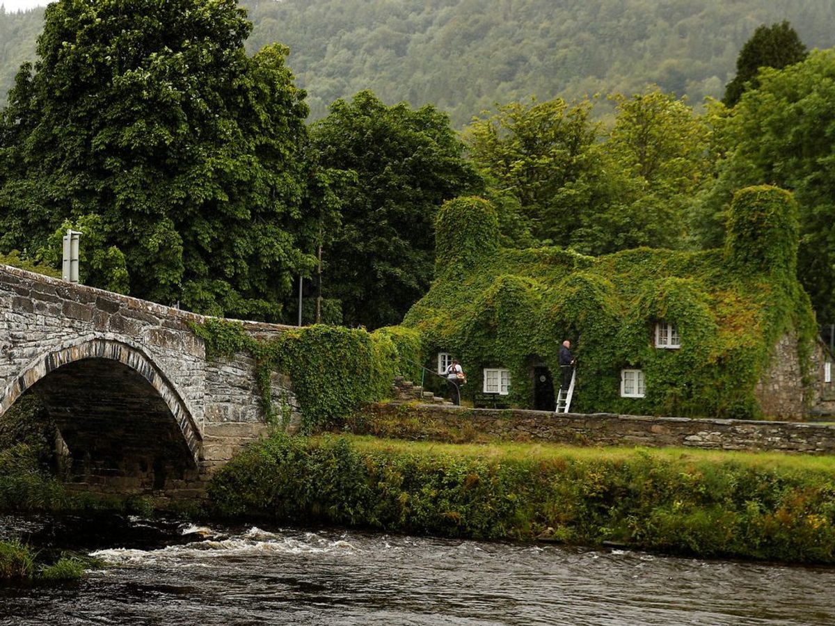 Huset ligger på venstre bred af River Conwy og ligger smukt ved siden af en gammel bro,d er går over floden. Foto: Scanpix.