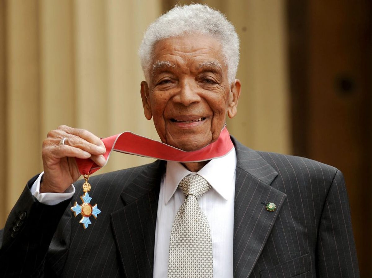 I 2006 blev han udnævnt til Commander of the Most Excellent Order of the British Empire. Han modtog medaljen af prins Charles. Foto: Anthony Devlin/PA Images/Ritzau Scanpix/ Arkiv