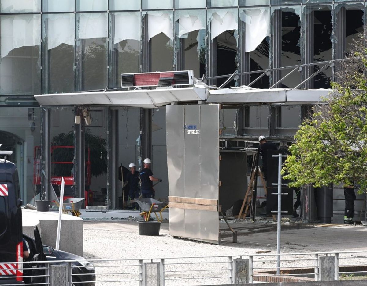 De to svenske mænd, der er tiltalt i sagen om bombesprængning ved Skattestyrelsen er blevet fanget på overvågningsvideo. KLIK VIDERE OG SE FLERE BILLEDER.