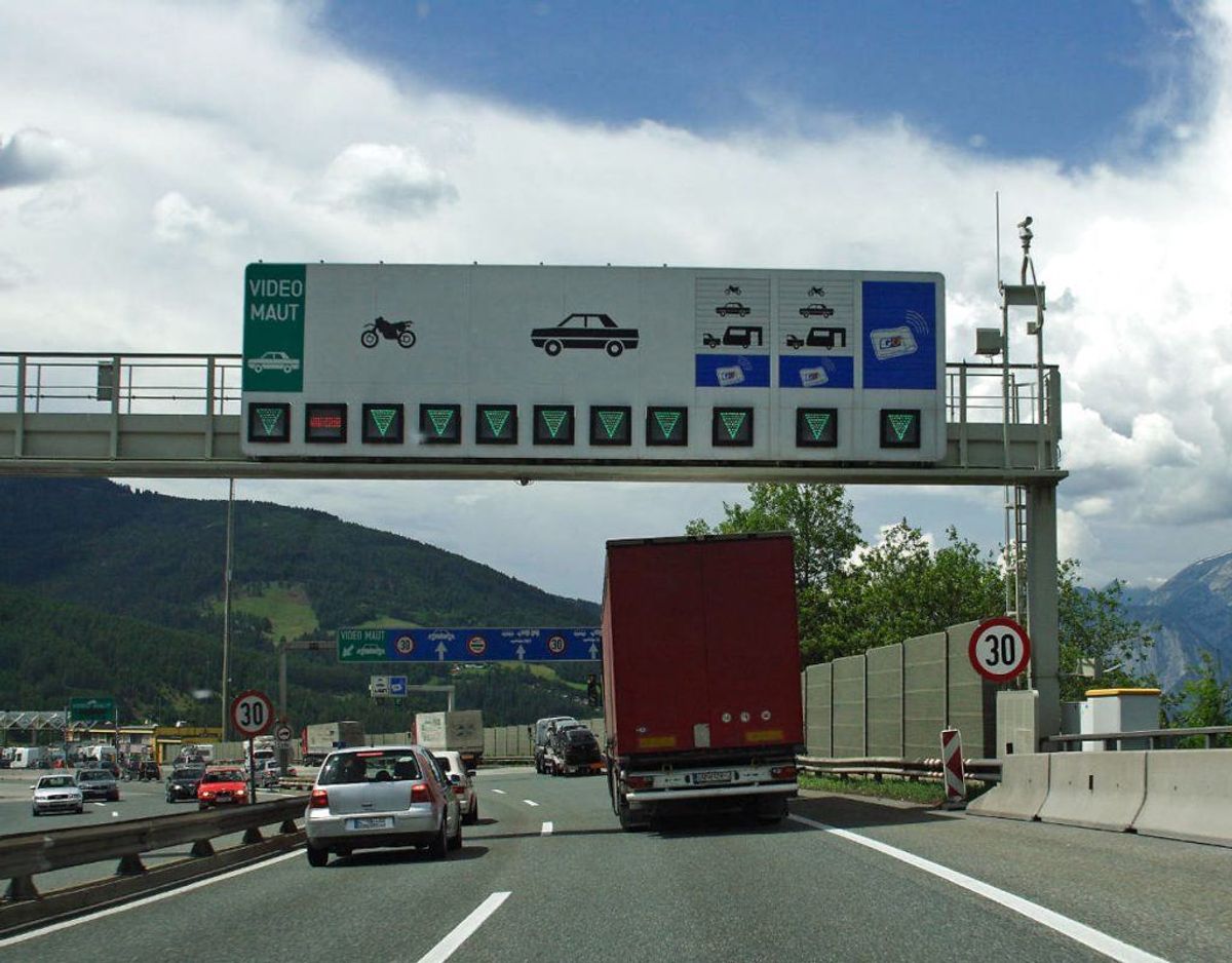 Husk at betale afgift hjemmefra og sæt mærkat i bilen. Flere lande kræver afgift for, at du kører på deres motorveje, hvor også flere byer kræver afgift. Foto: Scanpix