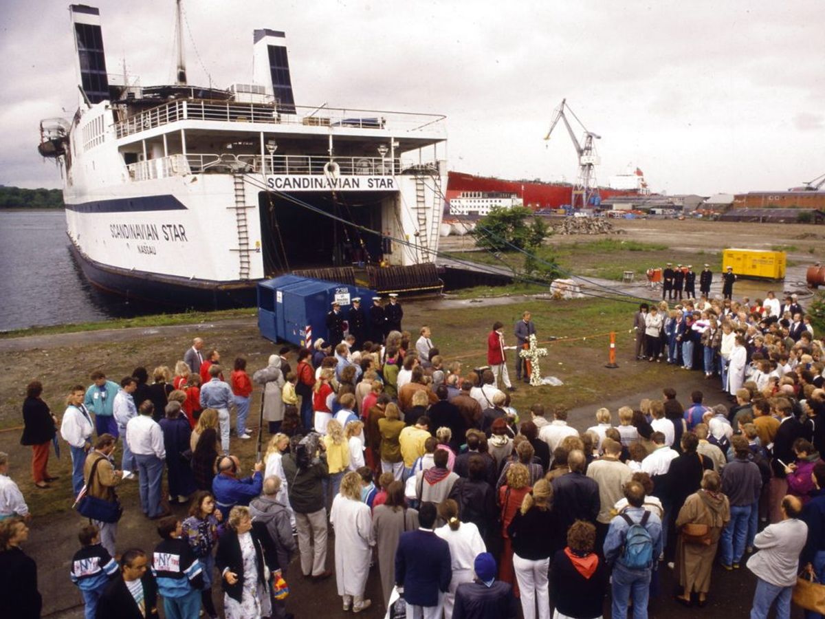 Mindehøjtidelighed i København ved den udbrændte færge Scandinavian Star. Ved branden d. 7. april 1990 omkom 158 mennesker.