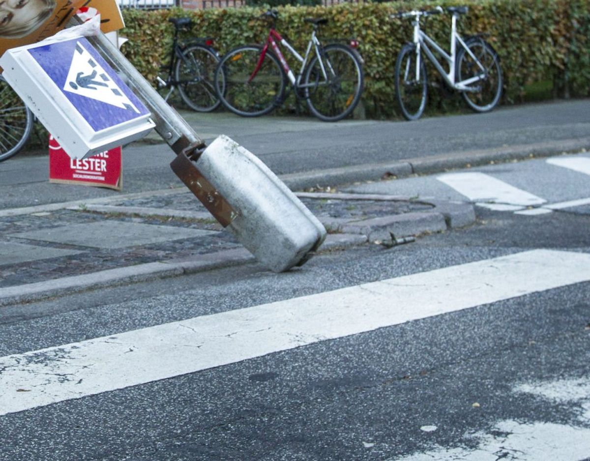 Den 17-årige kørte ind i en lygtepæl og stak af. Arkivfoto: Scanpix
