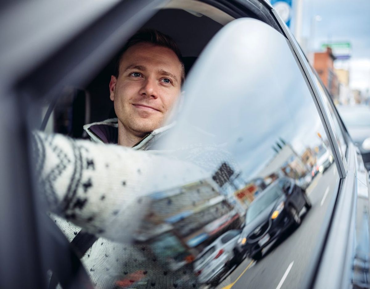 Når der er problemer med bilen og et værksted eller vejhjælp skal kontaktes, er det oftest også mandens job. Foto: Applus Bilsyn