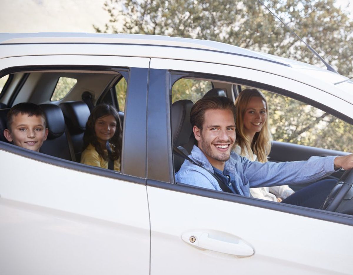 Når bilen skal pakkes, bliver det gjort i forening mellem manden og kvinden. Foto: Applus Bilsyn
