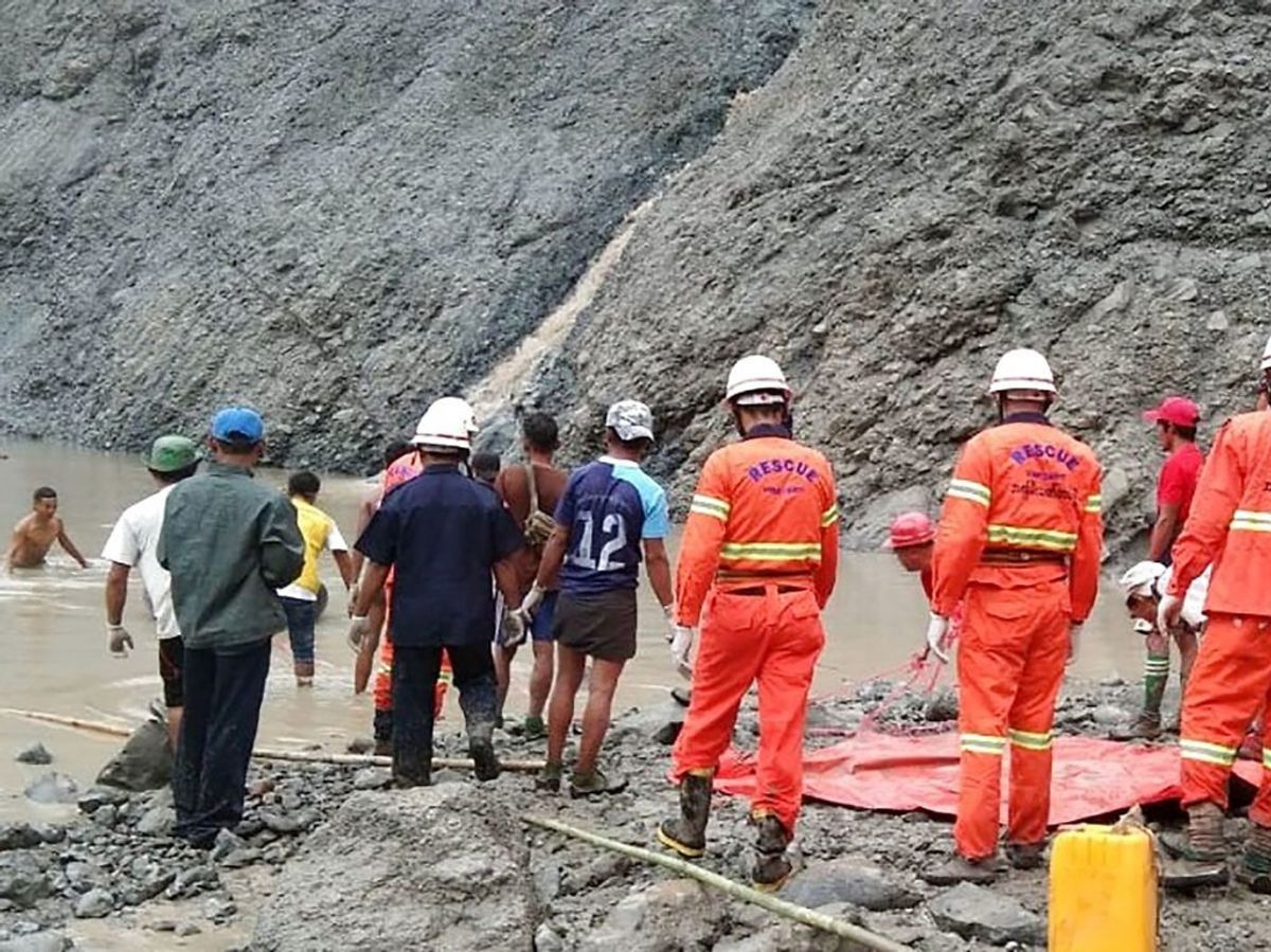 Mindst 100 personer er døde i forbindelse med et mudderskred, der torsdag ramte en mine i det nordlige Myanmar. Foto: Scanpix. SE ET BILLEDE MERE FRA REDNINGSAKTIONEN LÆNGERE NEDE I ARTIKLEN