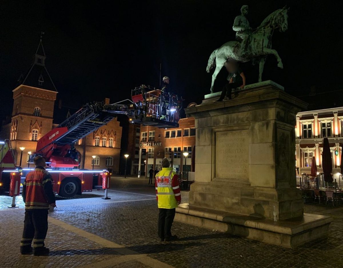 En ung mand blev anholdt og sigtet efter ordensbekendtgørelsen natten til torsdag. DU KAN SE FLERE BILLEDER I BUNDEN AF ARTIKLEN. Du kan også klikke videre i galleriet og blive klogere på reglerne for at tisse i det fri. Foto: Presse-fotos.dk.
