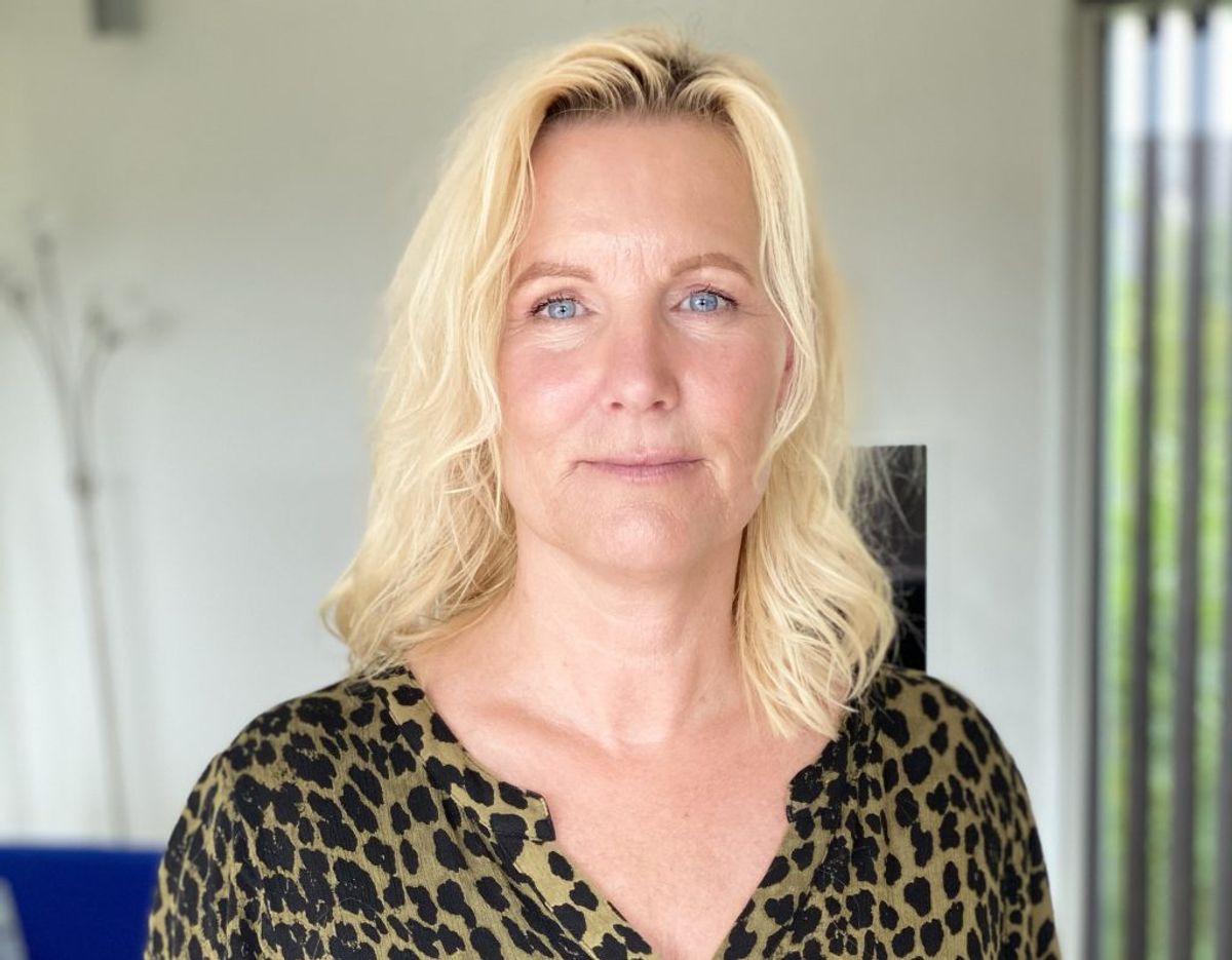 Ifølge Bente Stenstrup mente personalet ikke, at der var noget galt med hendes far, efter han engang var faldet. Hun krævede, at der kom en læge forbi, hvor det viste sig, at hendes far havde bøjet et ribben. Foto: TV2 Østjylland.