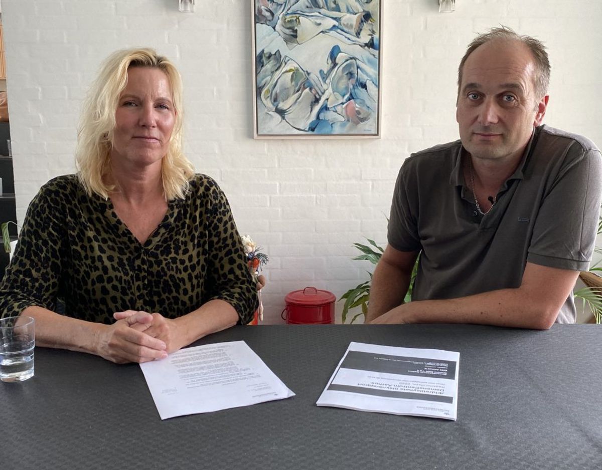 Bente Stenstrup og Jan Kjær Jensen har mistet hver deres far på Demenscenter Aarhus. Begge tror, at massiv omsorgssvigt accellererede processen. Foto: TV2 Østjylland.