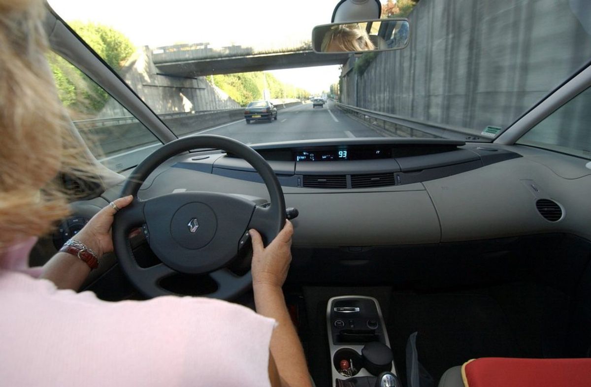 1. Husk advarselstrekant og veste: I mange lande er det ikke nok at have en advarselstrekant i bilen, som man skal bruge, hvis bilen er havareret. Det er også et lovkrav, at man har sikkerhedsveste i bilen til alle passagerer.