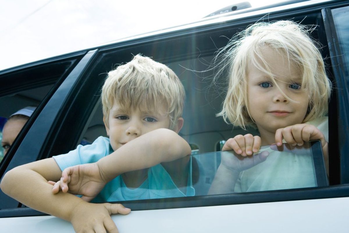 3. Kend landenes forskellige regler for eksempelvis overhaling og børns placering i bilen: I alle lande gælder det, at man skal overholde fartgrænsen, og at man ikke må bruge håndholdt telefon under kørslen. Man når generelt langt ved at overholde de regler, der gælder som bilist i Danmark.