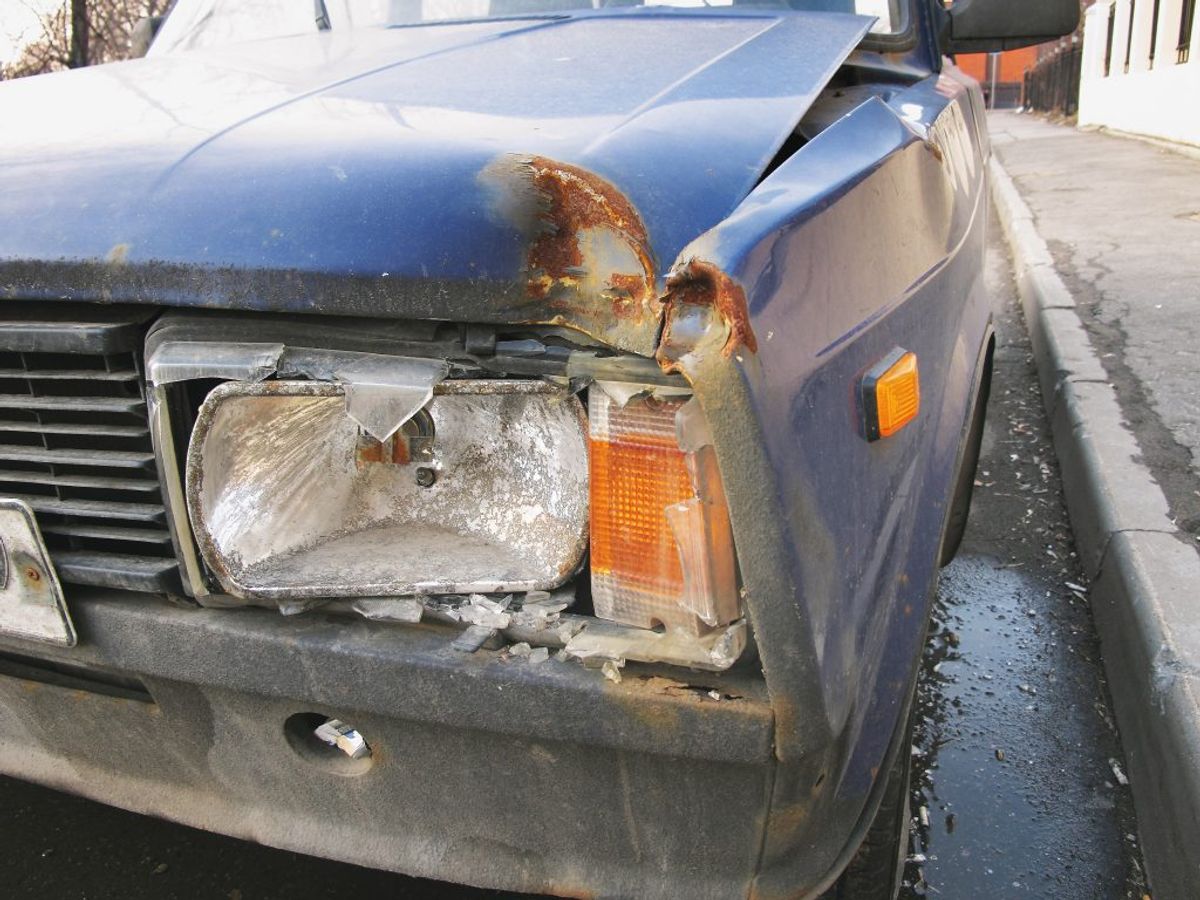 4. Husk appen, der viser SOS, hvor du holder, hvis bilen går i stykker: Danskere, der tager bilen på ferie i udlandet, kan downloade en app fra SOS, der gør det nemt at kontakte SOS International, hvis bilen går i stykker et sted i Europa. Bilejere, der er kunde i forsikringsselskaber, der samarbejder med SOS, vil få udgiften dækket på bilens kaskoforsikring.
