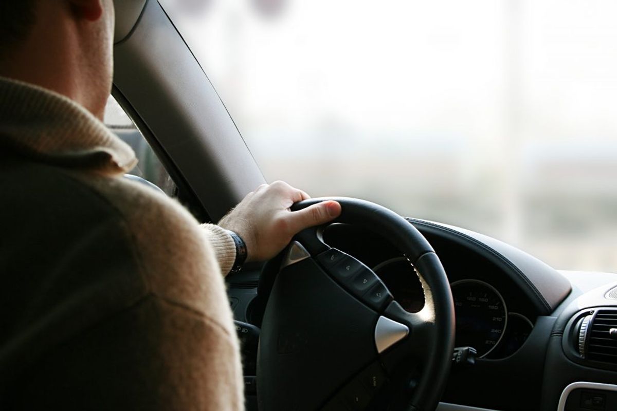 5. Sørg for, at bilen fungerer optimalt før rejsen: Få mekanikeren til at tjekke motorolien, bremserne og batteriet. Sørg for, at dine dæk har det rette dæktryk, og at de ikke er slidte. Få tjekket at airconditionanlægget er klar til turen. Få også udskiftet vinduesviskerne og fyld sprinklervæske på.