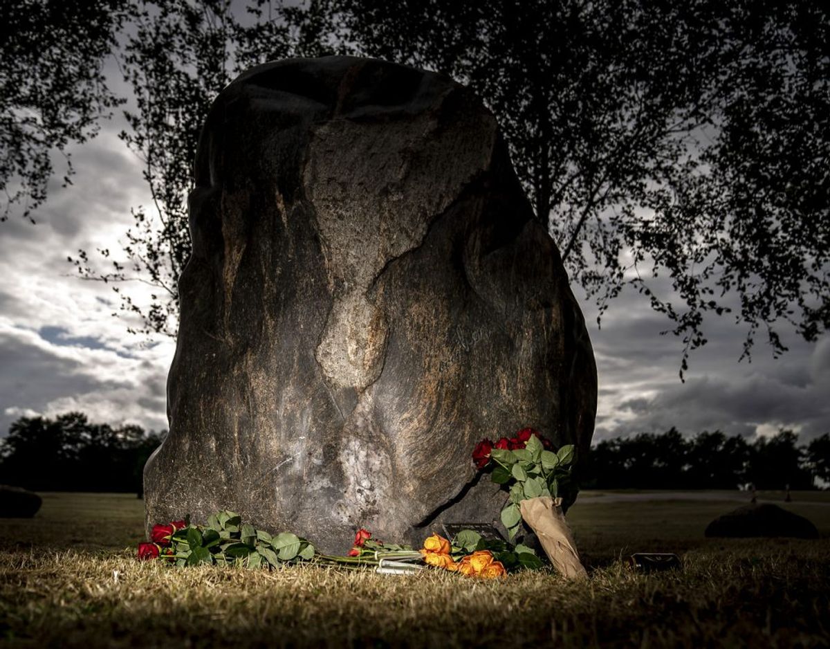 Der er lagt blomster til minde om de ni omkomne under Roskilde Festivalen i 2000 ved Mindelunden på Dyreskuepladsen i Roskilde, tirsdag den 30. juni 2020. Klik videre og se flere billeder. (Foto: Mads Claus Rasmussen/Ritzau Scanpix)