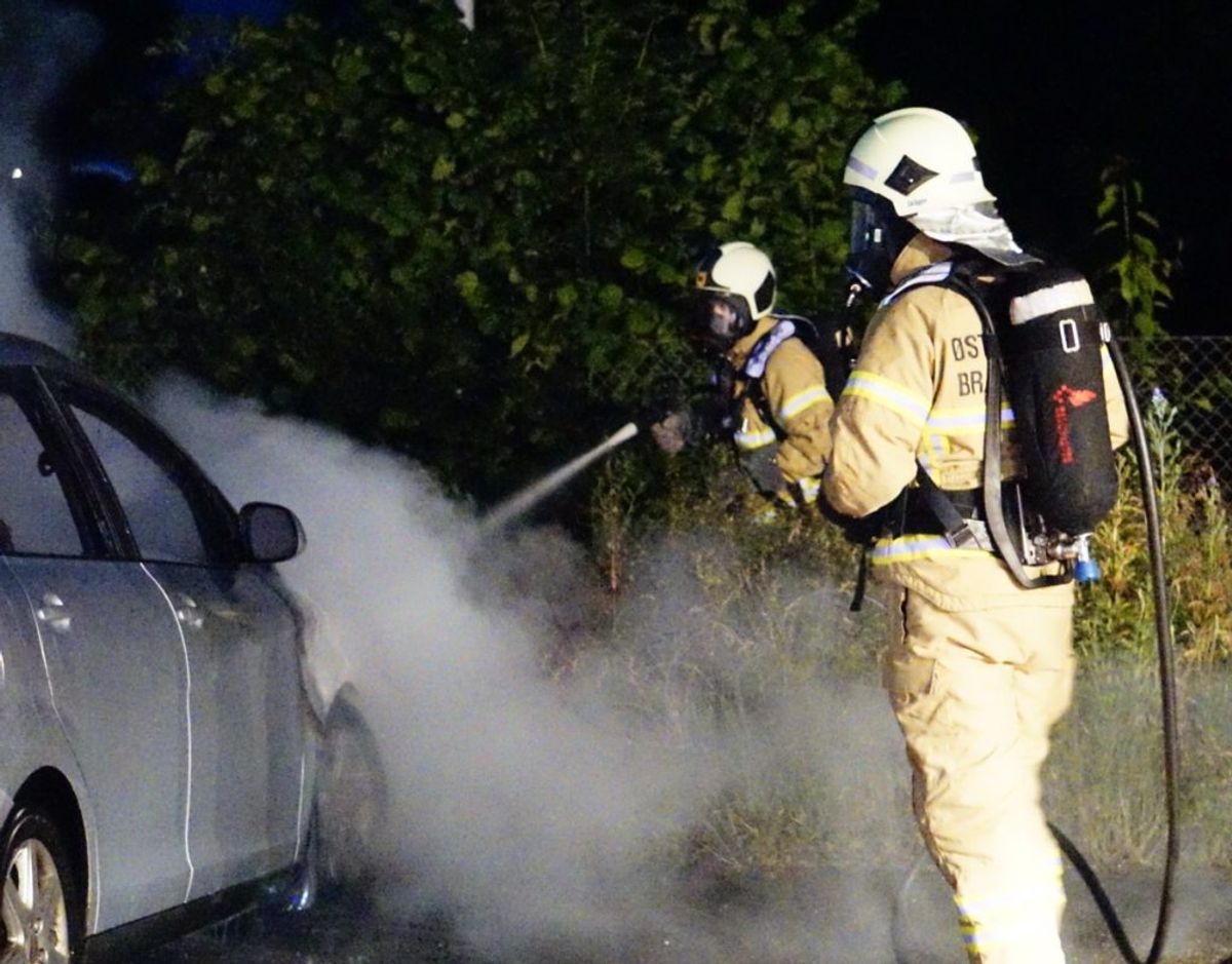 En bil ved siden af den brændende havde fået knust en rude, men var ikke brudt i brand. Foto: Presse-fotos.dk