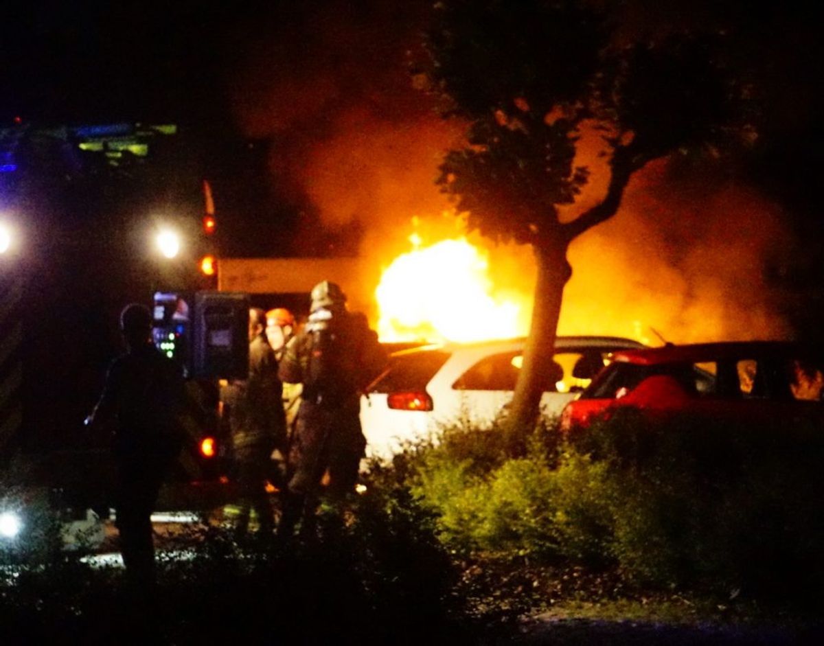 Østjyllands Politi mener, at der er tale om en påsat brand, da en bil stod i flammer søndag aften i Aarhus Vest. Foto: Presse-fotos.dk