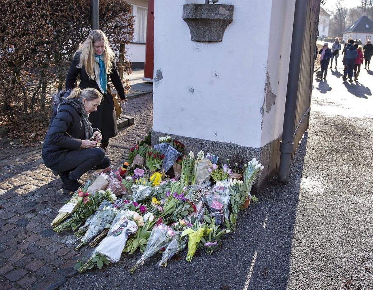Aarhusianerne flokkedes til Marselisborg med blomster, da nyheden om Prins Henriks død ramte landet. Foto: Scanpix