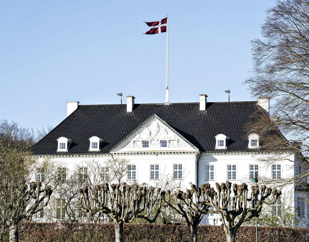 Hendes Majestæt opholder sig i øjeblikket på Marselisborg Slot, hvor den særlige rose opkaldt efter prinsen nu blomstrer for første gang. Foto: Scanpix