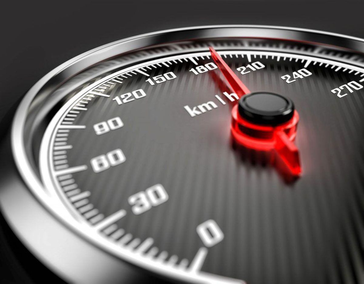 Hvis du overtræder den gældende hastighedsgrænse, og kører mere end 100km/t, med mere end 100%, bliver dit kørekort ubetinget frakendt. Foto: Scanpix.