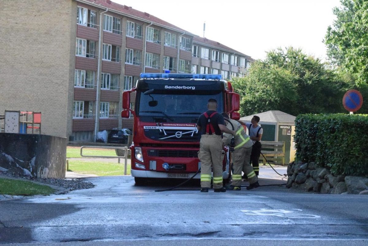 Brandvæsenet rykkede ud lørdag morgen og spulede vejen fri for blod. Foto: Presse-fotos.dk