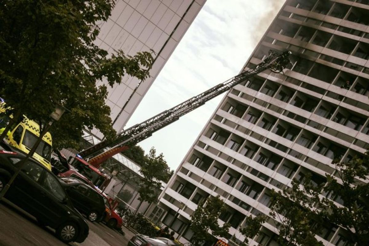 Her ses en drejestige rejst til 6. sal ved brand i Høje Gladsaxe. KLIK for flere billeder. Foto: Beredskab Øst.