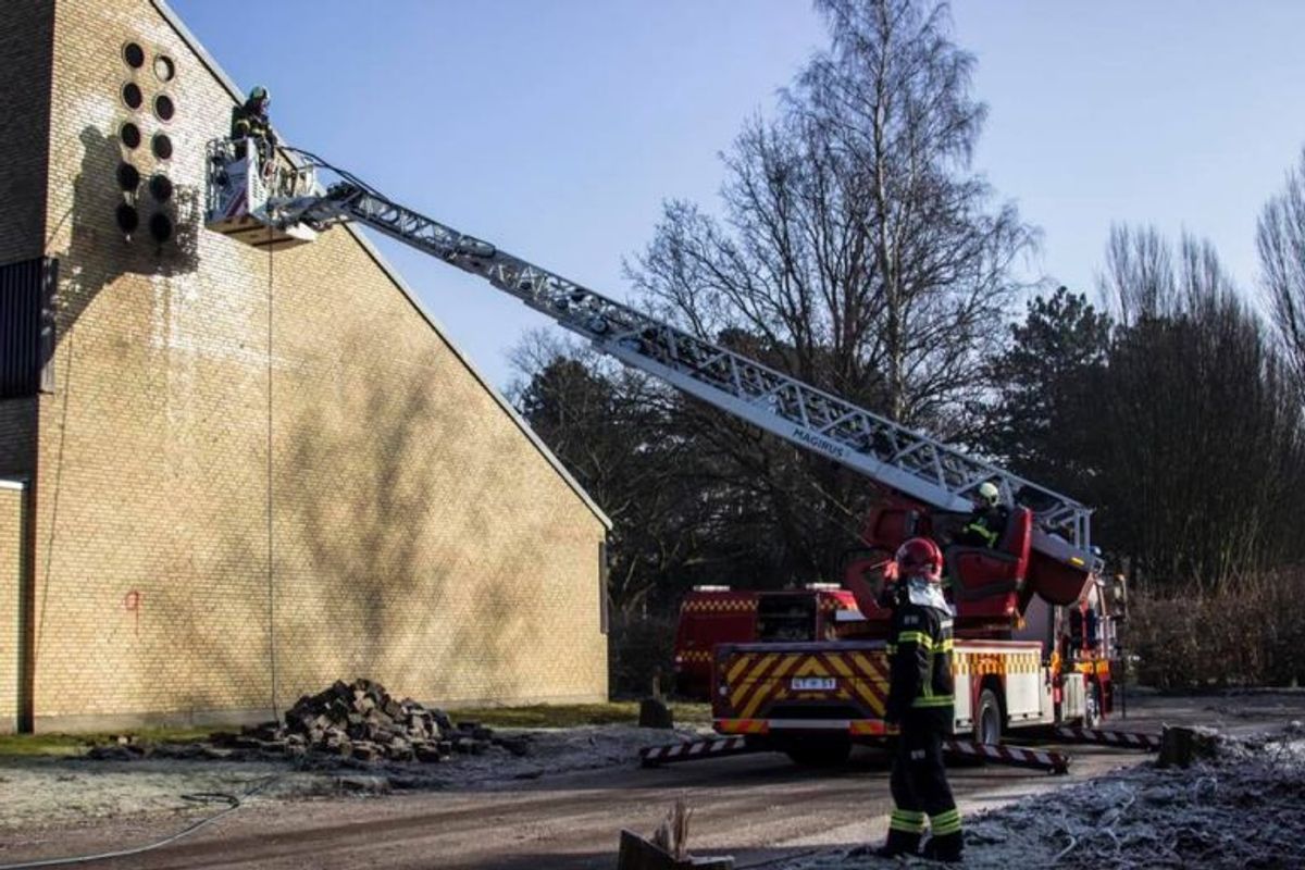 Øvelse med skæreslukker fra stigetop. Foto: Beredskab Øst.