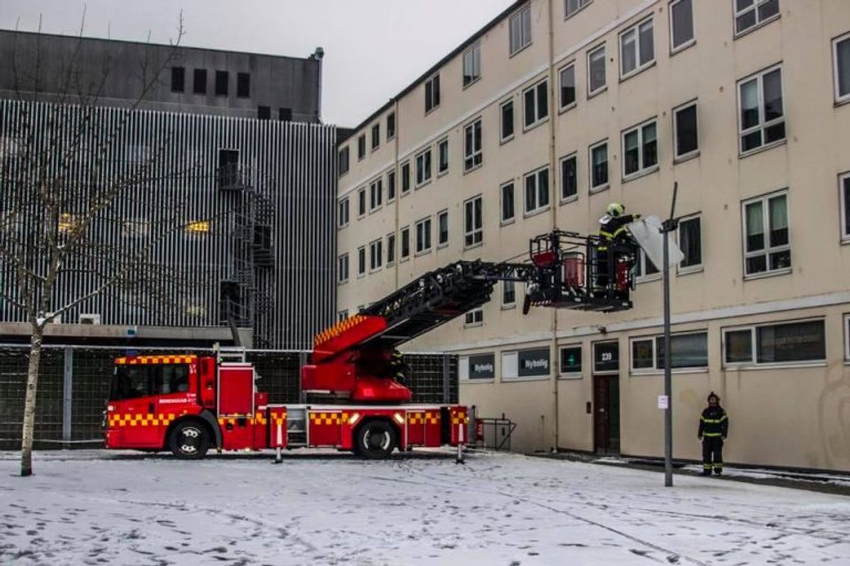 En god og sikker arbejdsplatform, selvom højden ikke væsentlig. Sikring af læs metalplade på befærdet torv ved Magasin du Nord. Foto: Beredskab Øst.