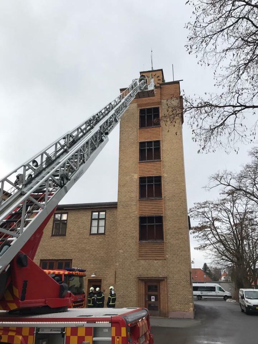 Øvelse med drejestige på slangetårnet på st. Gentofte. Foto: Beredskab Øst.