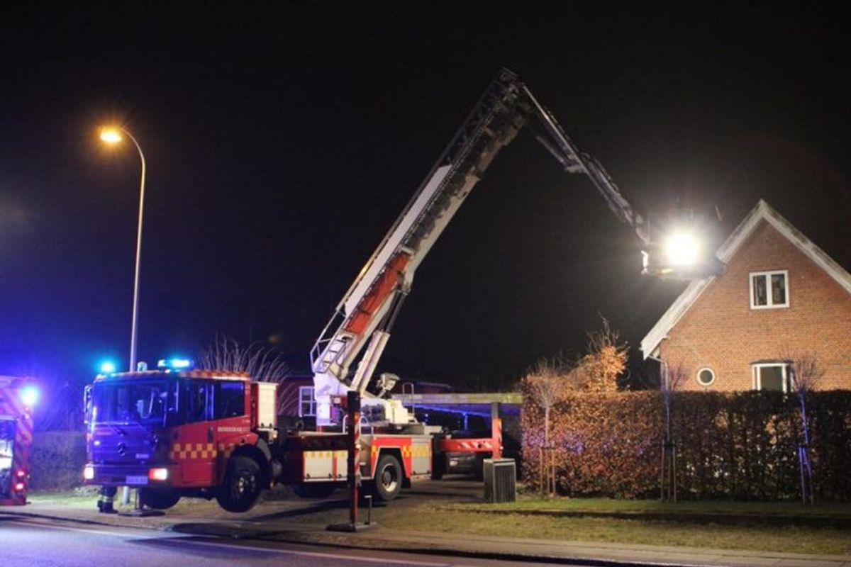 Redningslift fra st. Gladsaxe ved skorstensbrand. Foto: Beredskab Øst.