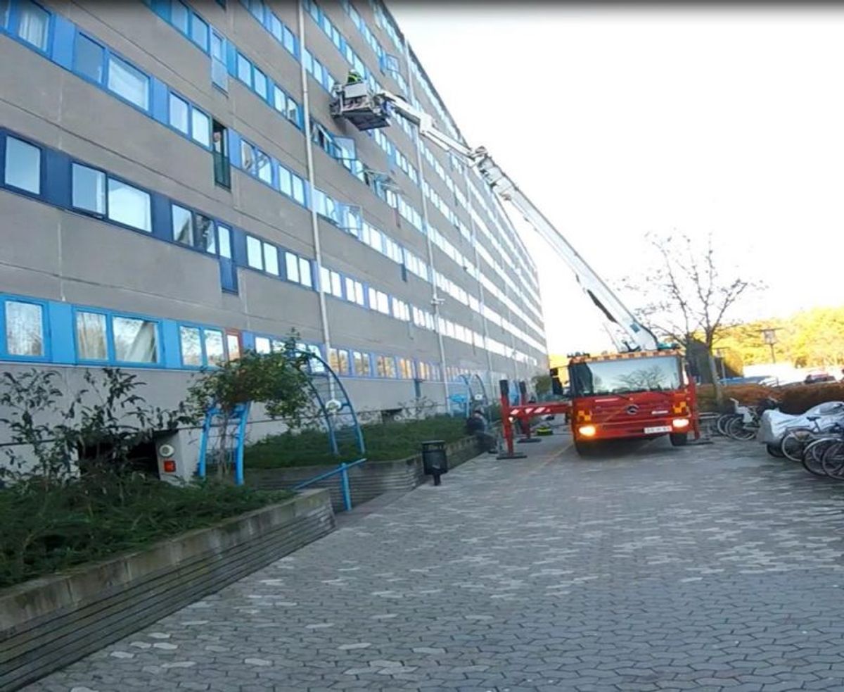 Brandvejens bredde er ikke kun køretøjets bredde. Uden støtteben – intet udlæg. Foto: Beredskab Øst.