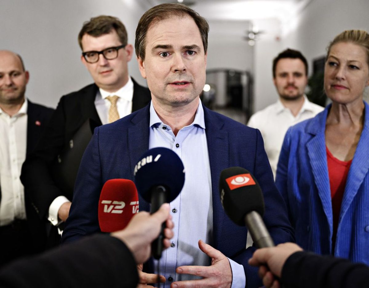 Finansminister Nicolai Wammen (S) samt Søren Pape Poulsen (KF), Troels Lund Poulsen (V), Sofie Carsten Nielsen (RV) og erhvervsminister Simon Kollerup (S) efter forhandlinger om økonomisk sommerpakke, i Finansministeriet,d er resulterede i at over 60 milliarder kroner i feriepenge er på vej tilbage i borgernes lommer. Foto: Philip Davali/Ritzau Scanpix.