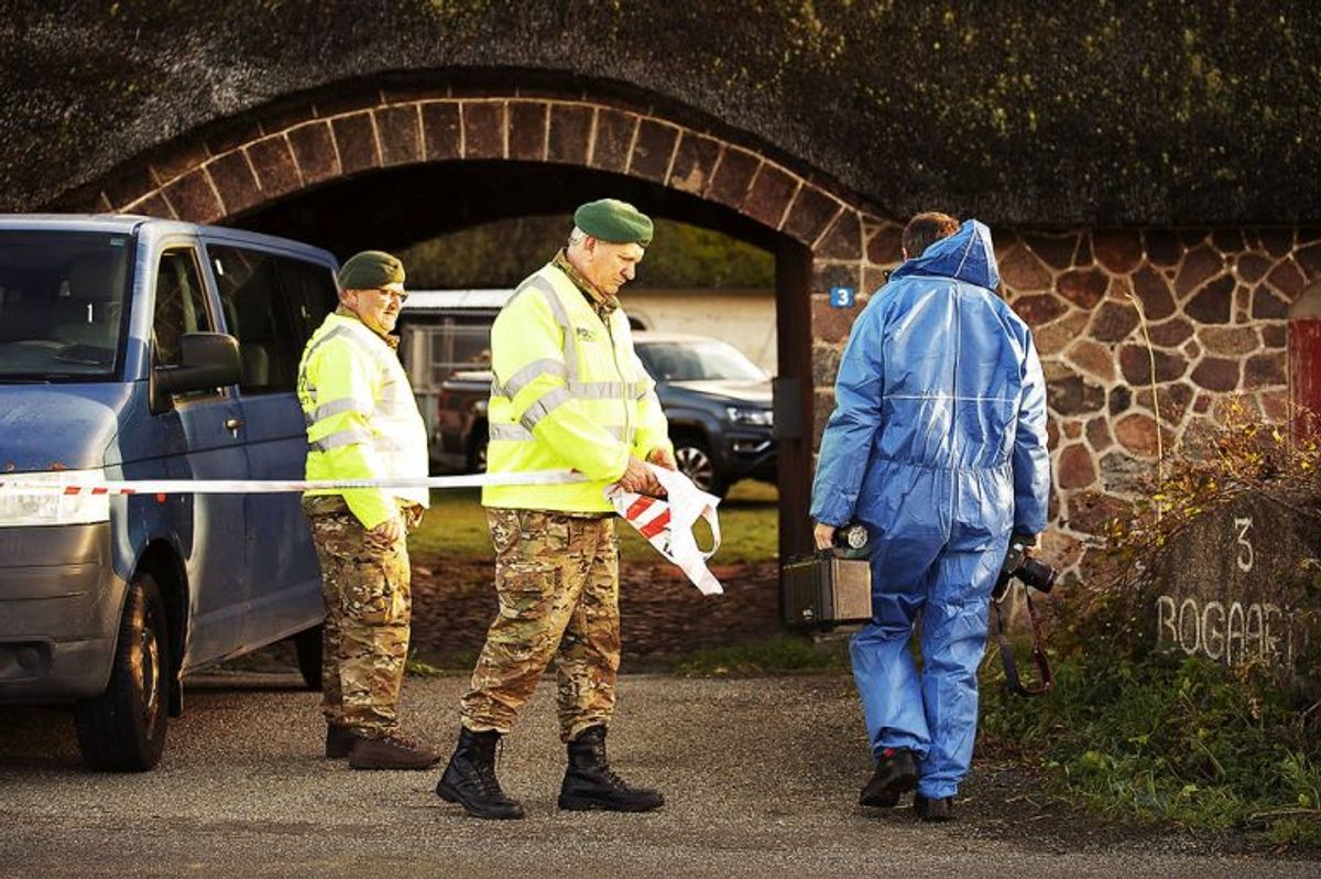 Dobbeltdrabet skete på en gård på Helnæs. Klik videre og se billeder fra politiets efterforskning på stedet. (Foto: Carsten Bundgaard/Ritzau Scanpix)