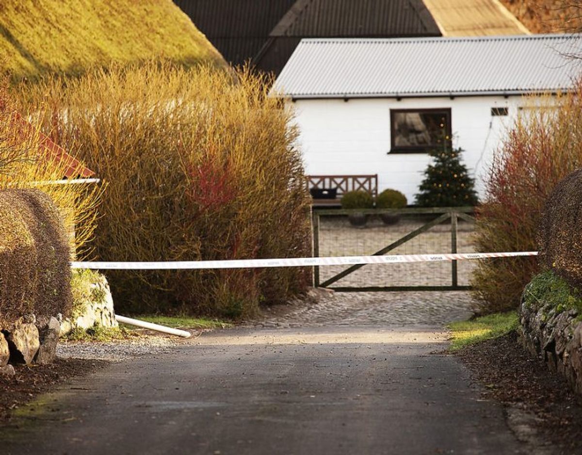 På gårdspladsen ved indgangen til stuehuset gjorde betjentene et uhyggeligt fund. En 37-årig mand og en 74-årig kvinde lå døde – dræbt med adskillige knivstik Foto: Carsten Bundgaard/Ritzau Scanpix