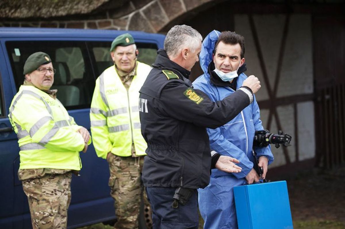 Dobbeltdrabet skete på en gård på Helnæs. Klik videre og se billeder fra politiets efterforskning på stedet. (Foto: Carsten Bundgaard/Ritzau Scanpix)