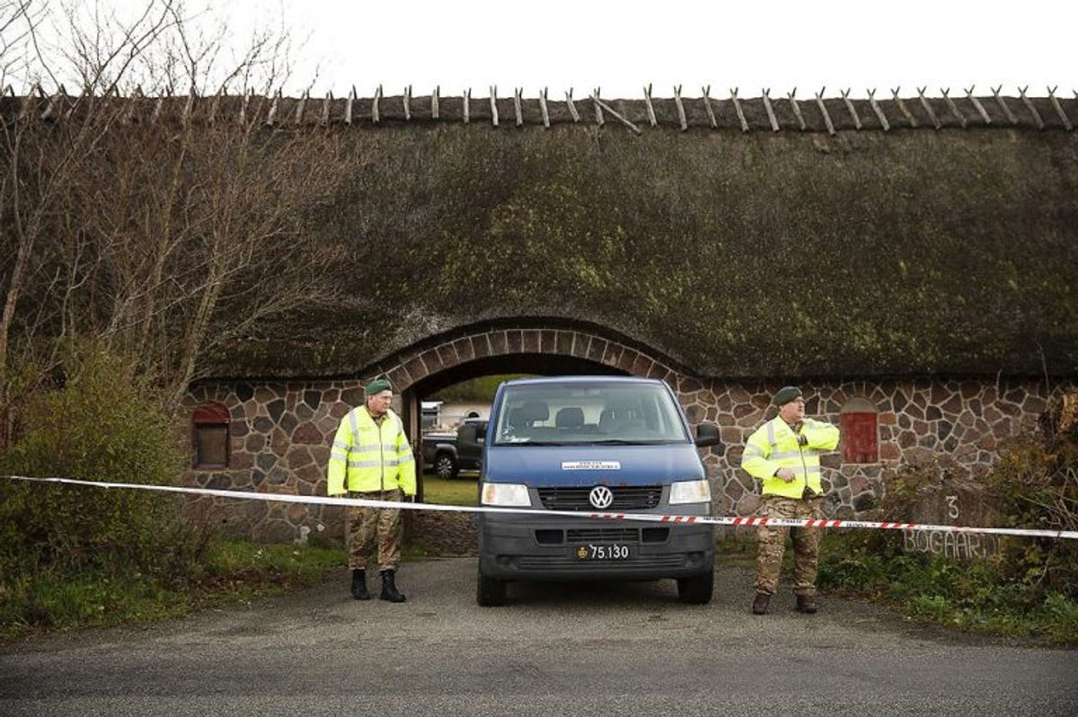 Dobbeltdrabet skete på en gård på Helnæs. Klik videre og se billeder fra politiets efterforskning på stedet. (Foto: Carsten Bundgaard/Ritzau Scanpix)