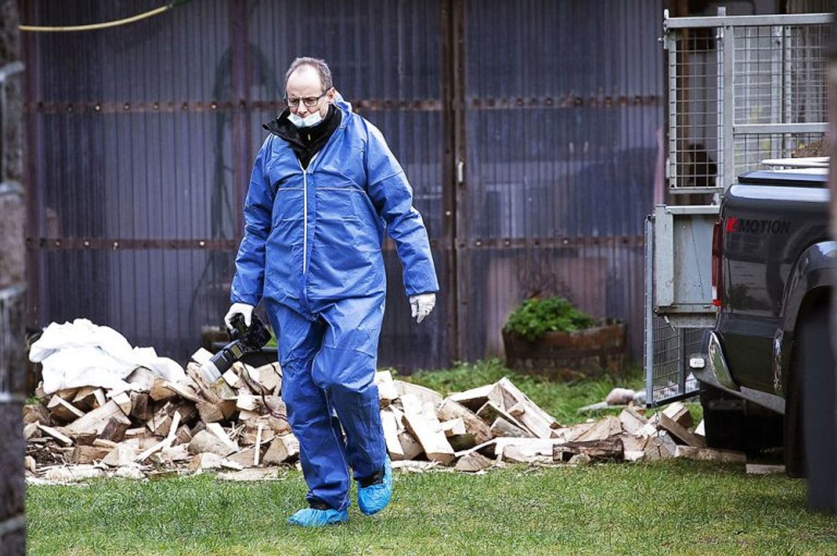 Dobbeltdrabet skete på en gård på Helnæs. Klik videre og se billeder fra politiets efterforskning på stedet. (Foto: Carsten Bundgaard/Ritzau Scanpix)