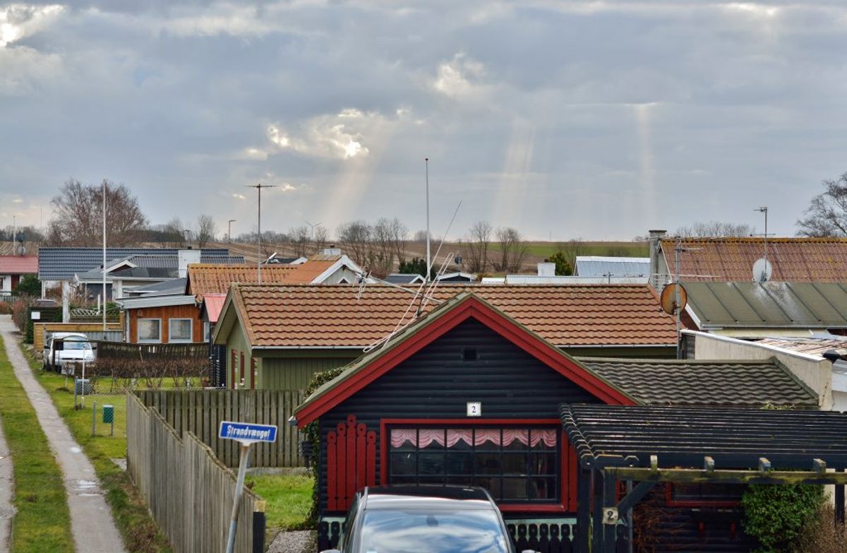 Sommerhuse er blevet populære, nu hvor mange danskere bliver hjemme. De er også populære blandt svindlere. I artiklen kan du se, hvordan du sikkert lejer et sommerhus. Foto: Colourbox.
