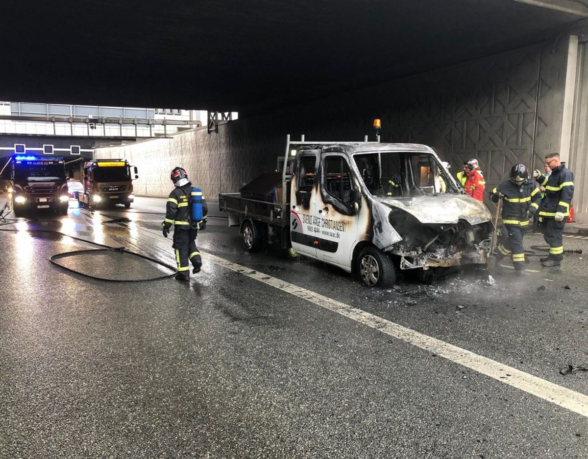 Mandag morgen var Limfjordstunnellen spærret, da der udbrød brand i en varebil. Foto: Rasmus Skaftved