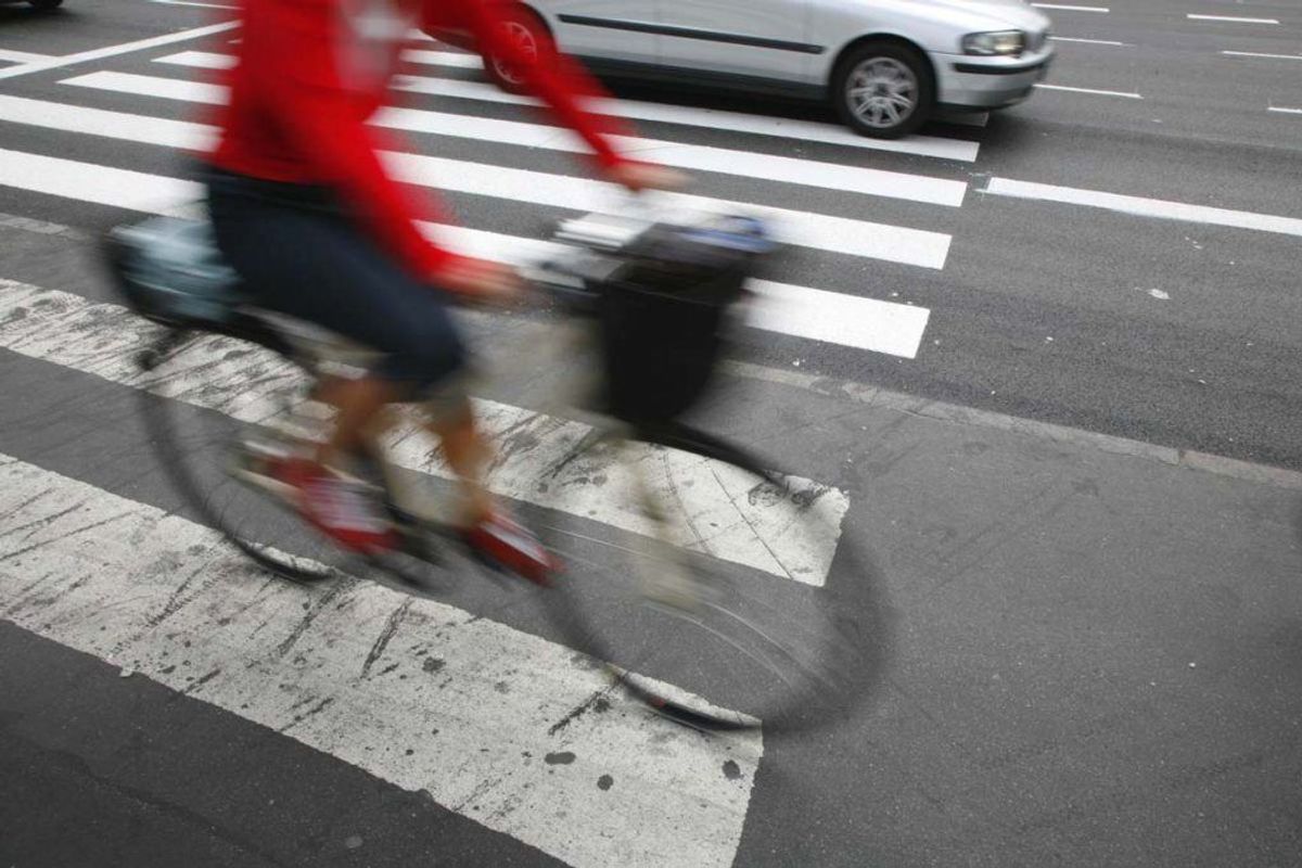 Tag cyklen i stedet for bilen. Hvis du har langt på arbejde, kan du eventuelt forsøge at arrangere samkørsel med en eller flere kolleger. Kilde: Good Housekeeping. Arkivfoto.
