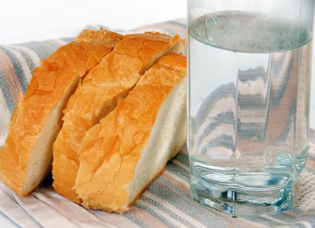 Brød er blandt de varer, du kan købe, der er rigtig meget salt i. Du kan komme omkring problemet ved at bage brødet selv, og holde øje med mængden af salt, du hælder i.