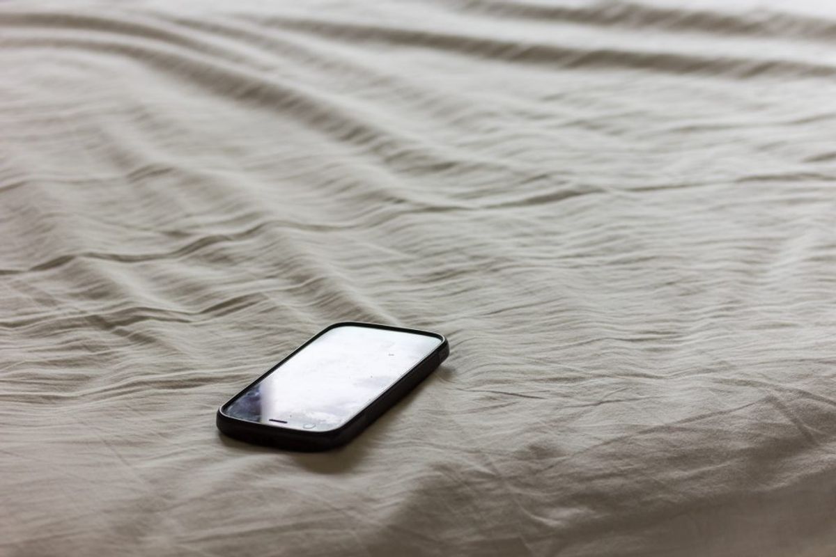 Du har sikkert også din smartphone med i soveværelset og igen – du rører den meget tit, så sørg for at tørre den over med jævne mellemrum.
Kilde: The Healthy. Arkivfoto.
