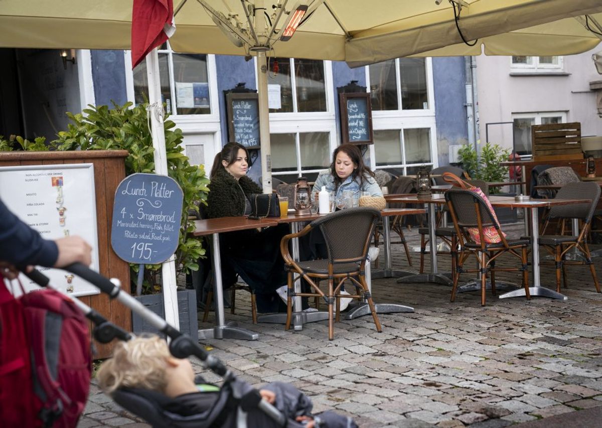 Tiltaget vil i alt koste 60 milliarder kroner. Pengene er dog indbetalt af modtagerne selv som del af feriepengeordningen.
Kilder: Finansministeriet, aftalepartierne
(Foto: Liselotte Sabroe/Ritzau Scanpix)