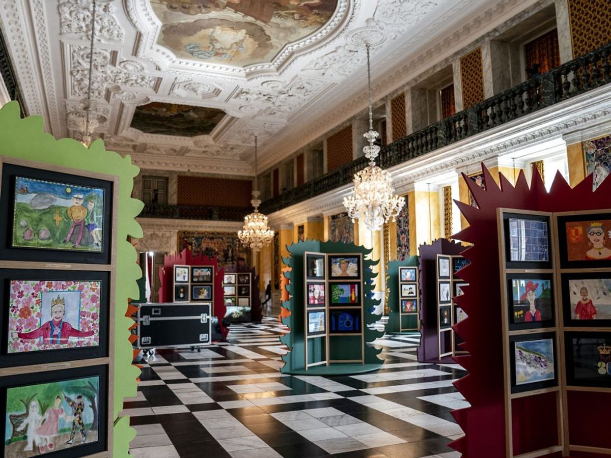Elever fra 3. klasse fra alle landets 98 kommuner har lavet malerier, der hædrer den royale fødselar. Foto: Niels Christian Vilmann/Ritzau Scanpix
