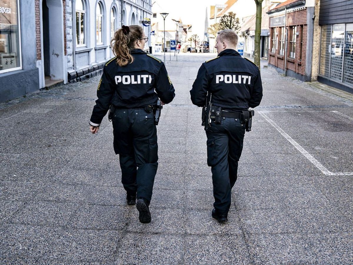 Er der påbegyndt eller overhængende fare for et farligt angreb på samfundsvigtige institutioner, virksomheder eller anlæg, må der affyres skud. Kilde: Retsinformation Foto: Henning Bagger/Ritzau Scanpix